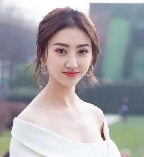 从悲伤蛙变回东方脸,大甜甜把弄坏的双眼皮给修好了