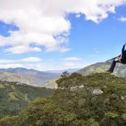 腾飞于通谷瓦拉火山之上摇摆在世界尽头