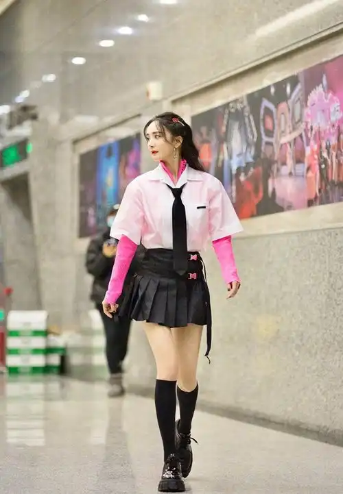 杨幂不愧是时尚弄潮儿,挑战女团短裙长筒袜筷子腿实力抢镜