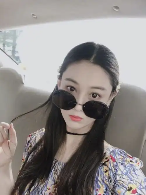 张馨予出租车沉迷自拍产后恢复状态好,墨镜反光暴露真实身材状况