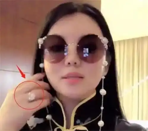 李湘穿旗袍戴墨镜自拍,却被手上鸽子蛋抢镜,网友直呼太浮夸