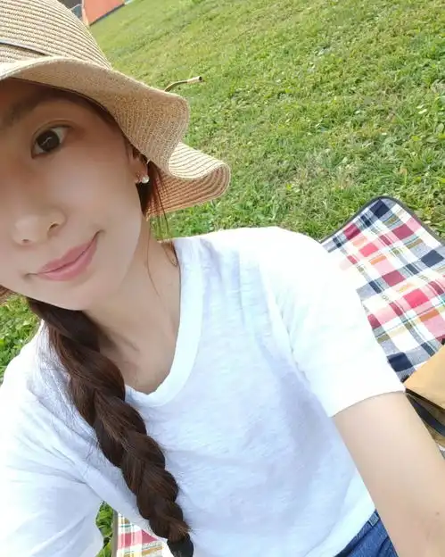 田馥甄晒爬山踏青美照扎双麻花辫戴墨镜笑容甜美