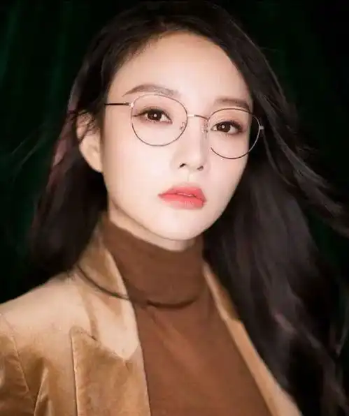 李小璐玩晒自拍,墨镜里看得一清二楚,网友打扰了