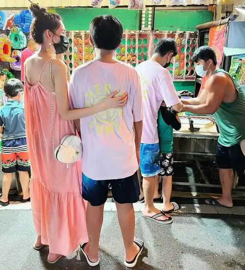 林志颖一家五口出游,12岁kimi驼背被妈妈纠正,又高又壮像大人