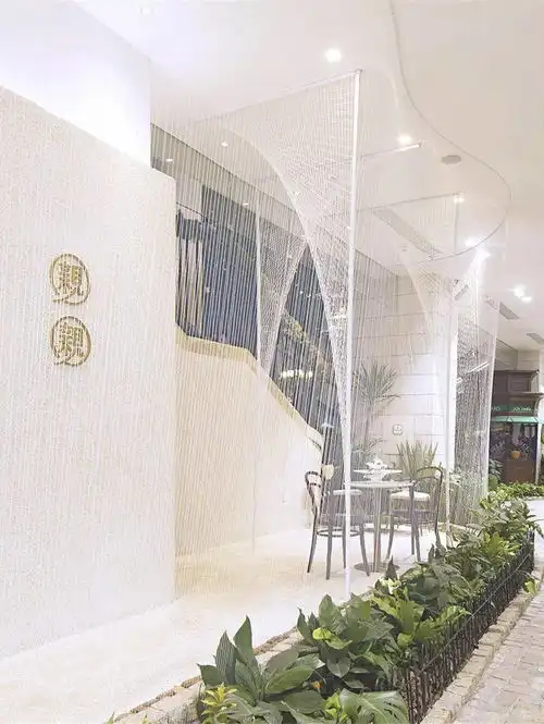材料的半透明结构,让建筑亦有朦胧美