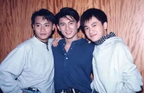 陈志朋晒出在大陆接种疫苗视频,被网友冷嘲热讽奇装异服哗众取宠
