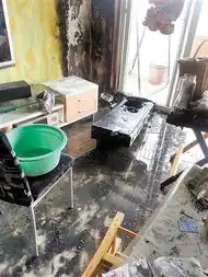 母亲外出反锁家门8岁女童玩火引发火灾图
