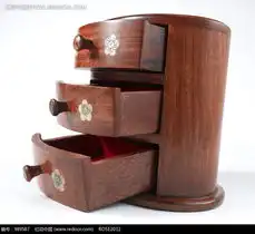 打开的古典家具木质抽屉特写照片