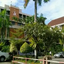 旁边有一批全是外国人的团,学得可认真了,