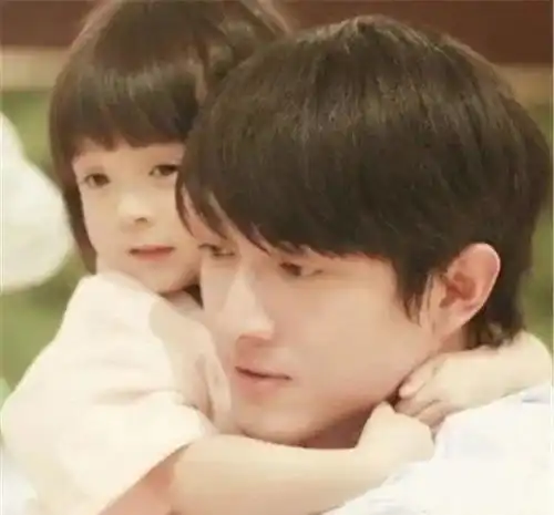 她被千玺抱过,薛之谦吻过,华晨宇宠过,史上最厉害的迷妹诞生哈琳