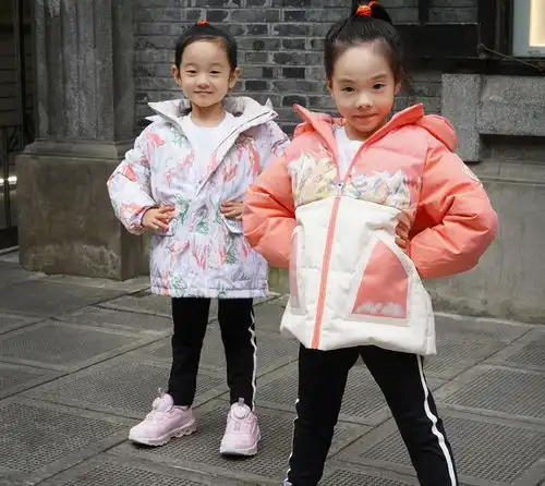 12岁的杨阳洋晒近照和两妹妹拍广告,大长腿惹人瞩目变身小帅哥