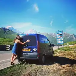 妹子自己动手造了一辆房车,带着狗一路风景一路歌