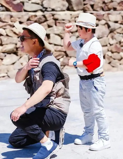 邹市明带妻儿,12岁儿子与妈妈一样高