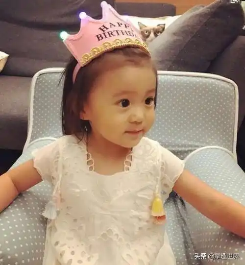 林心如的女儿小海豚,年仅3岁身家过亿,吃饭的碗都与众不同