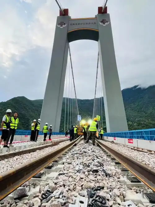 丽香铁路铺轨至迪庆