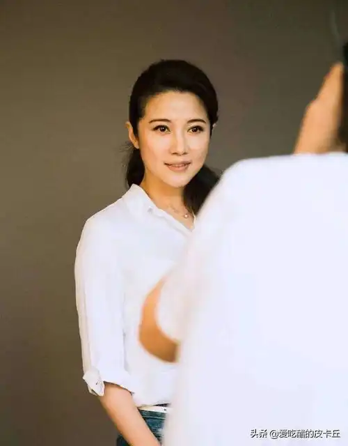 颜丙燕首部作品就担任女特警,对手中再演女警,霸气依旧