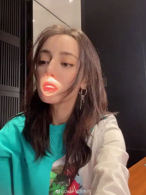 热巴晒照托腮卖萌可爱称想抓住假期的尾巴