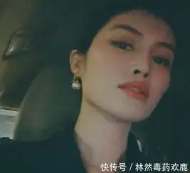 何穗真会打扮,黑衣配红唇超显白,露出的天鹅颈线条迷人