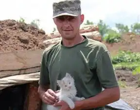乌克兰士兵带萌宠上战场,可爱天使融化战争血腥