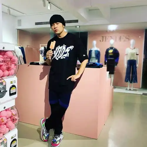 冠希给他疯狂点赞2019年周杰伦晒了多少双重磅球鞋