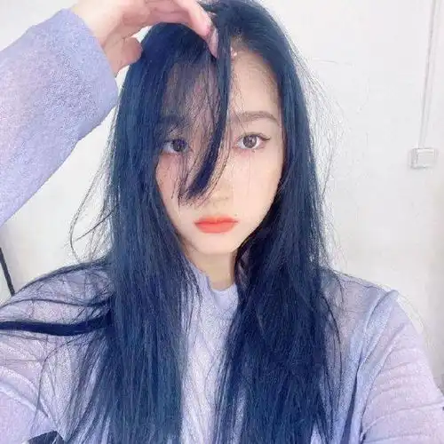 彻底放飞自我23岁关晓彤频换发色引热议,曾还深夜现身街头喝酒