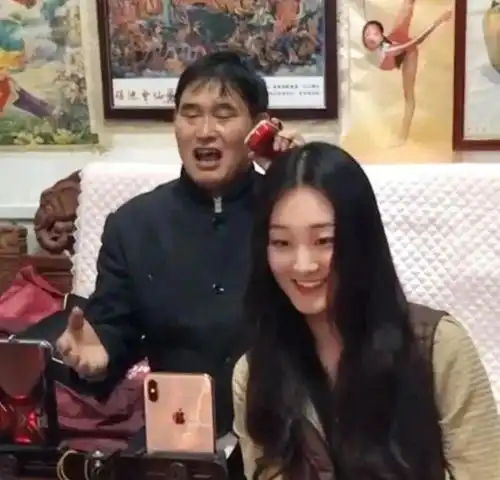 大衣哥儿子也疯狂说我腼腆,说我是傀儡,那我就抱给你看