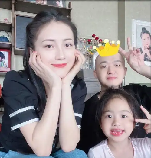 包文婧晒全家福为包贝尔庆生,6岁饺子变化大,大眼双眼皮超像妈妈