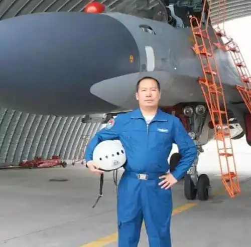 歼6飞行员从8千米高空坠落,迷失深山,放牛娃用一碗蛋炒饭救了他