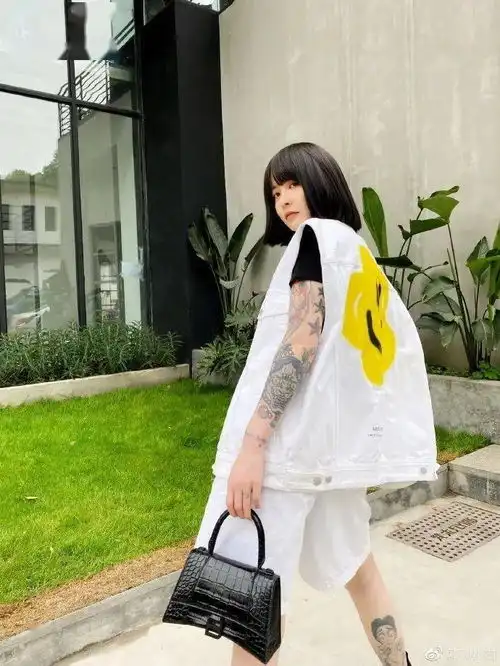 剪了小男孩短发的张子枫,这扑面而来的少年感太灵了