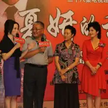 田岷化身空中飞人出席夏妍的秋天发布会
