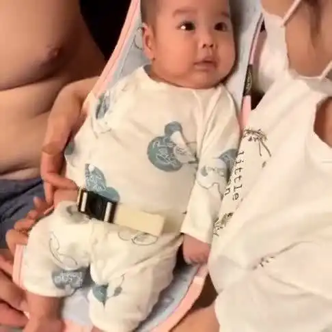 宝宝在家总是哭闹,爸爸把她放在这个上面后,瞬间就老实了