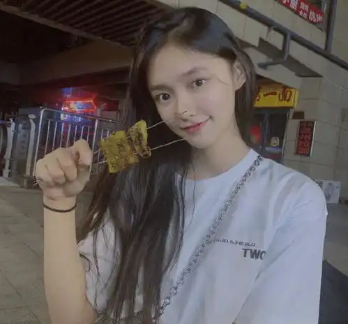 林允街边撸串,四连拍难掩调皮性格,曾因安全套风波成笑谈