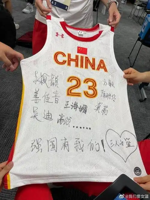 三人女篮夺铜后将所有参加过集训的姑娘名字写在一件球衣之上