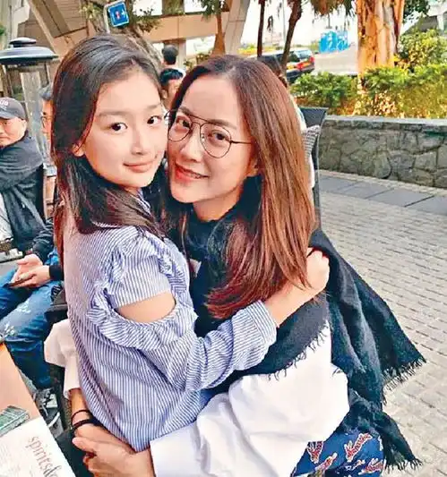 陪伴了谢霆锋23年的女人,48岁仍单身,女儿生父至今是迷