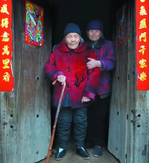 幸福的山东老寿星108岁生出黑发,115岁还能穿针引线,六世同堂