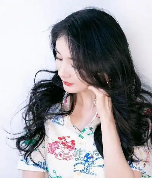 杨幂做客李佳琦直播间现场量脚踝还传授拍照显腿长秘诀