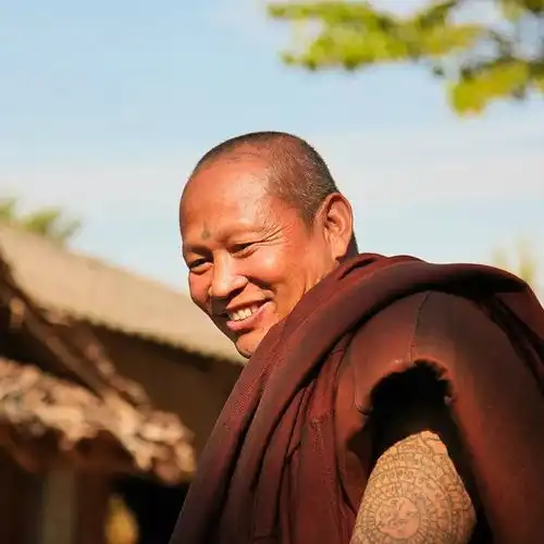 花臂帅和尚,正面杠毒贩27年,只为给孩子撑起一片天堂