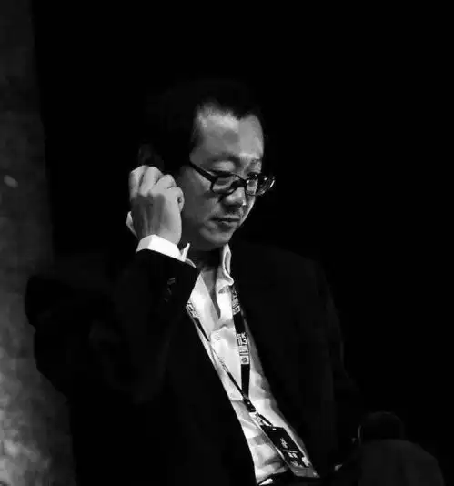 荒诞喜剧疯狂的外星人,在给观众大笑之余,宁浩还着重讽刺了这些