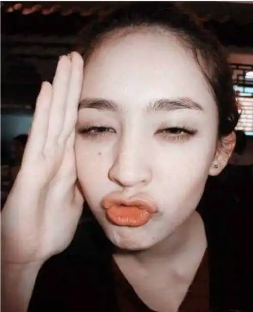 古力娜扎直播答应粉丝要求,关掉美颜时,网友们吓得拿不住手机