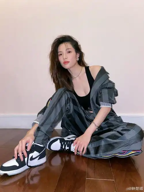 钟楚曦傲娇对镜自拍,短上衣高腰裤,瘦得快脱相了