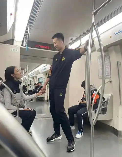 网友曝光王媛媛恋情,男朋友竟然是他两人手牵手对视,甜蜜万分