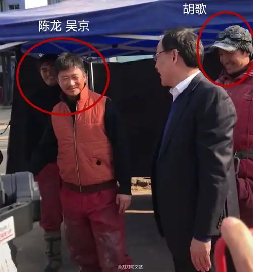 这回牺牲大了胡歌攀登者片场照曝光,又黑又糙粉丝都认不出