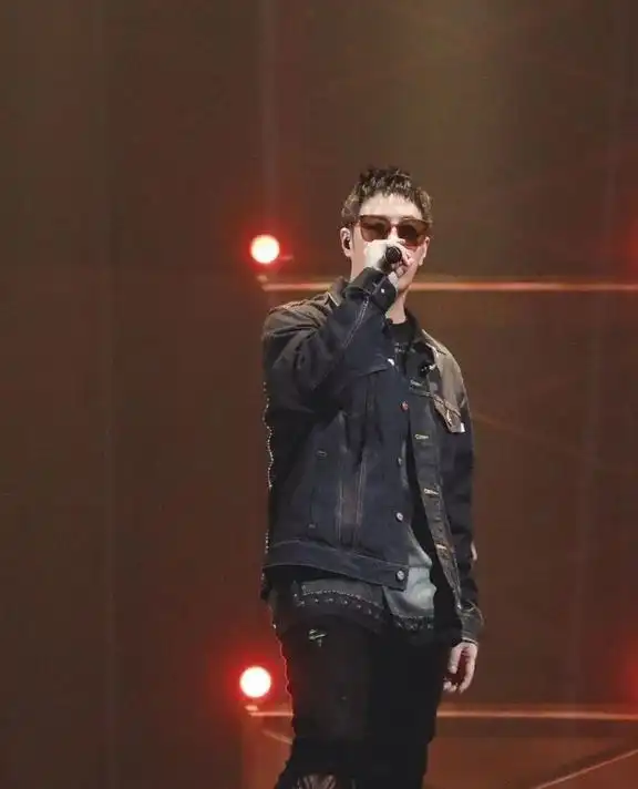 潘玮柏牛仔外套造型,嘻哈风十足,照着穿你也能变成潮流范