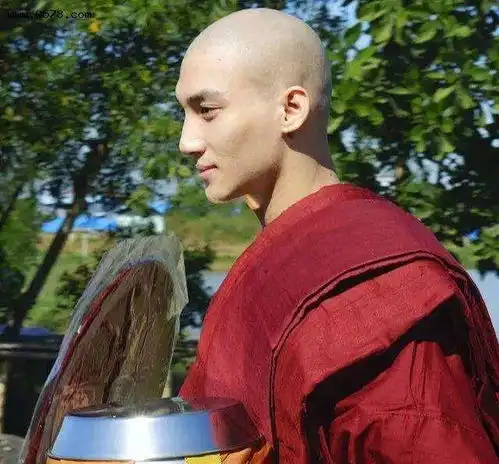 地表最帅和尚paing被誉为全球最帅男星