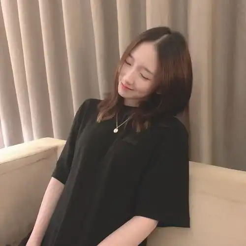 孟美岐这套秋季穿搭太经典了黑色西装配百褶裙精致优雅,好美