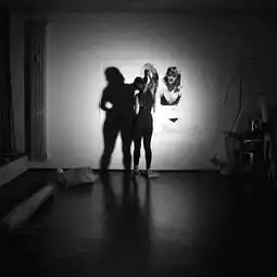 她画出的是一个黑白世界,活出的却是一个人生态度作品
