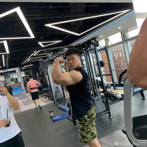 30岁中国小伙健身9年,身高195cm体重118kg,这种肌肉猛男你能招架的住吗