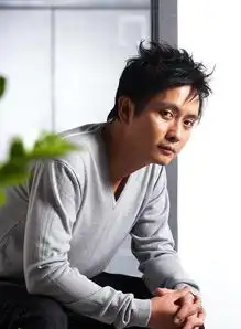 他是20年前击败张国荣的南海十三郎,为救小演员而毁容,如今换肤后竟成了嗜血狂魔