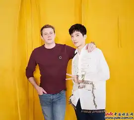 井柏然出席巴黎时装周造型简约时尚少年感十足