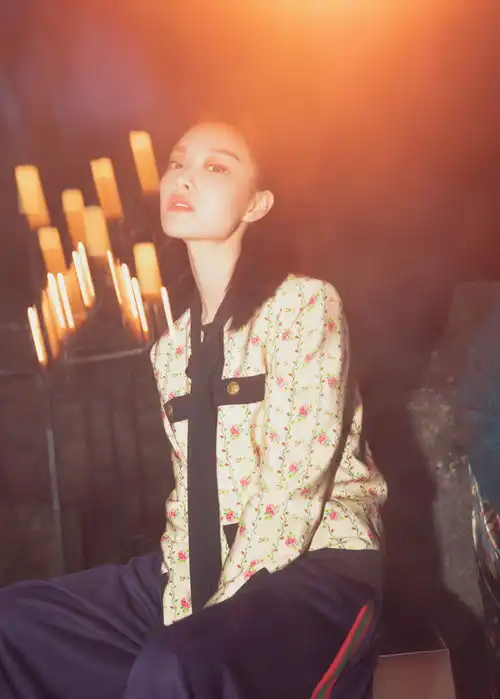 倪妮未免有些太拉仇恨了吧,素颜扮男装还能美成这样不过我更想知道她和精修图无差的素颜是怎么做到的